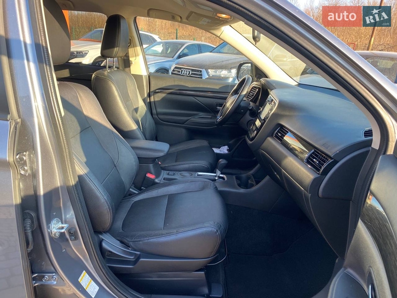 Внедорожник / Кроссовер Mitsubishi Outlander 2016 в Львове