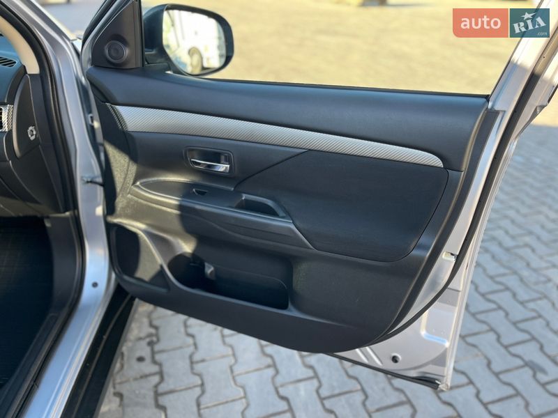 Внедорожник / Кроссовер Mitsubishi Outlander 2013 в Луцке
