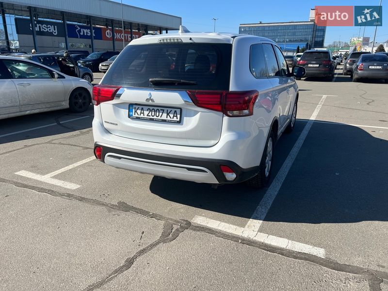 Внедорожник / Кроссовер Mitsubishi Outlander 2020 в Киеве