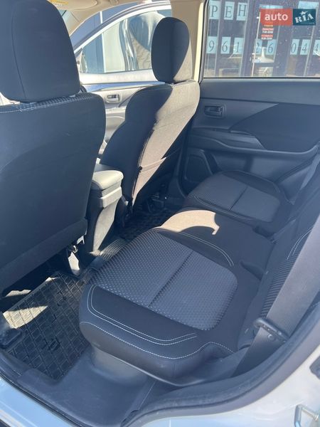 Внедорожник / Кроссовер Mitsubishi Outlander 2020 в Киеве