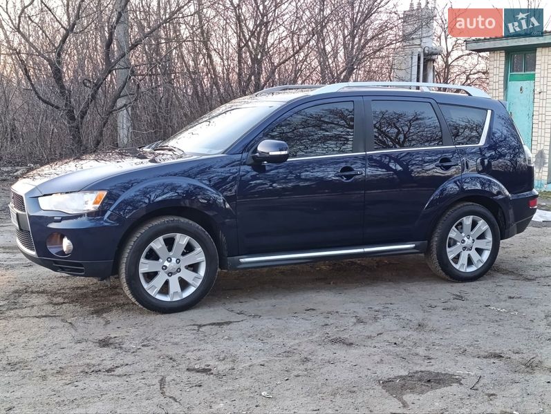 Внедорожник / Кроссовер Mitsubishi Outlander 2011 в Теофиполе