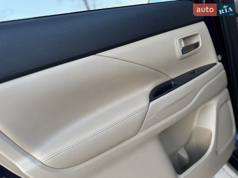 Позашляховик / Кросовер Mitsubishi Outlander 2013 в Дрогобичі