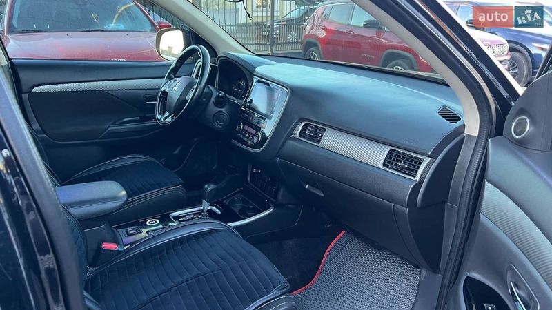 Внедорожник / Кроссовер Mitsubishi Outlander 2016 в Полтаве