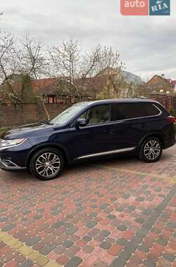 Позашляховик / Кросовер Mitsubishi Outlander 2016 в Вараші