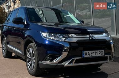 Внедорожник / Кроссовер Mitsubishi Outlander 2020 в Киеве