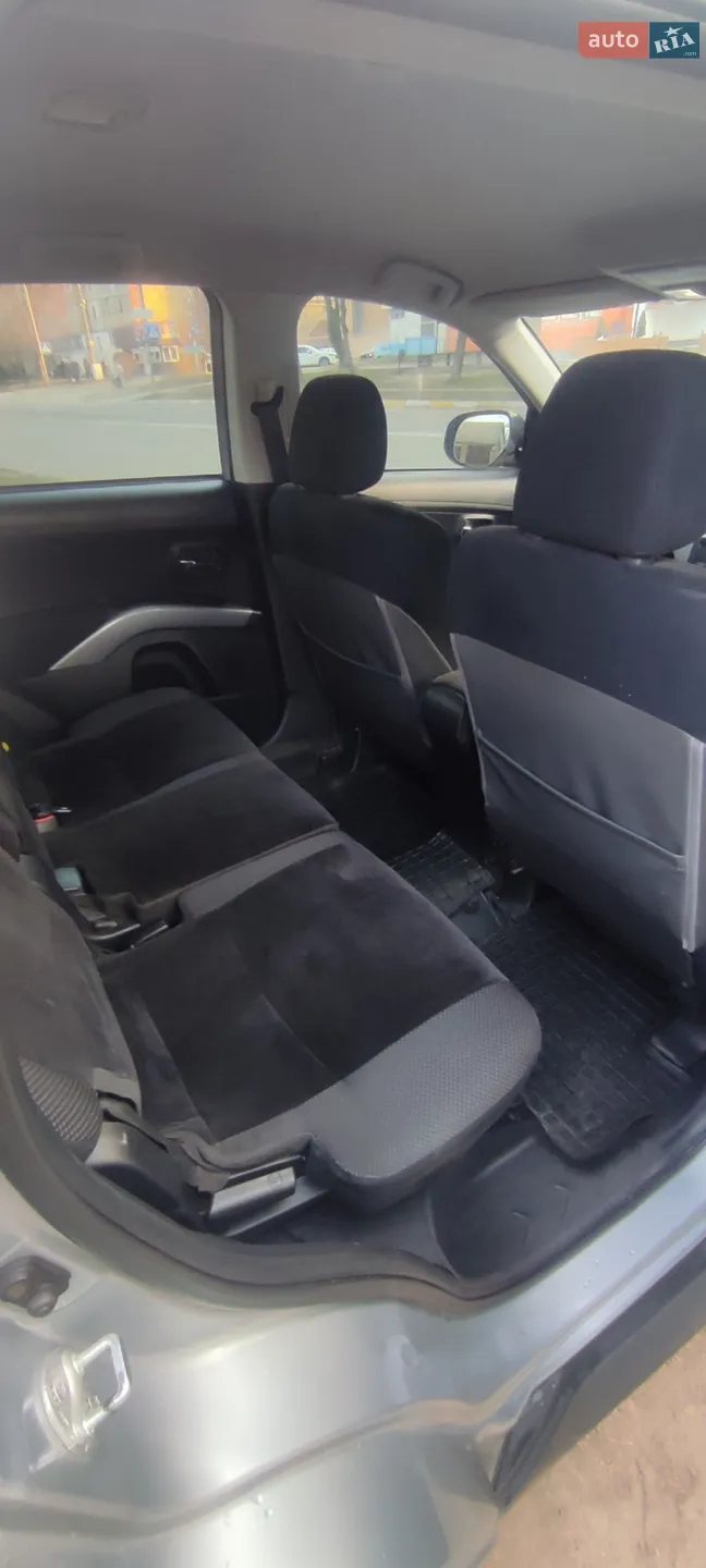 2010 Mitsubishi Outlander - мініатюра 12