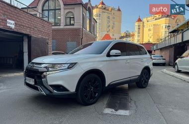 Позашляховик / Кросовер Mitsubishi Outlander 2019 в Києві