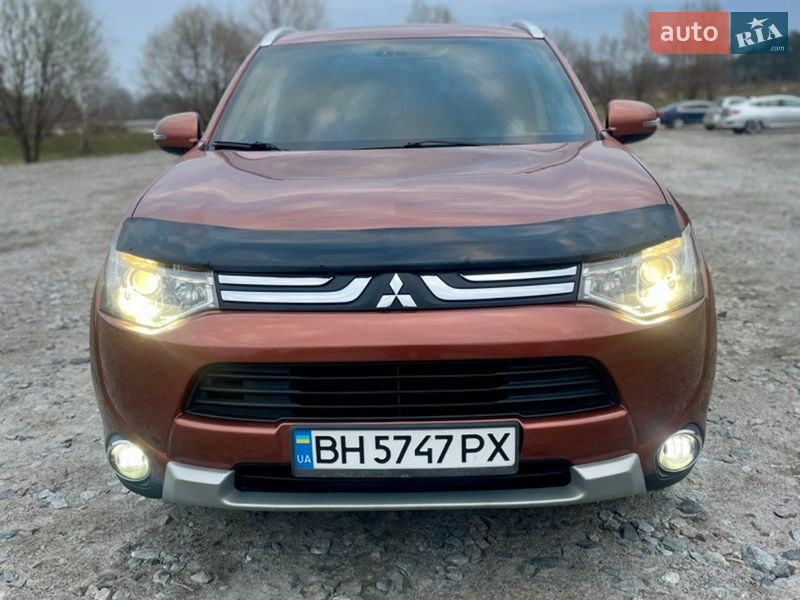 Внедорожник / Кроссовер Mitsubishi Outlander 2014 в Буче