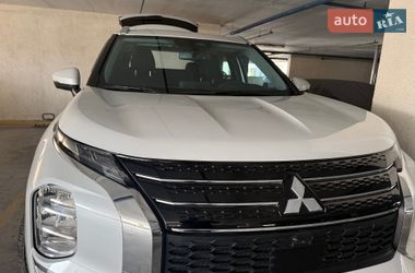 Внедорожник / Кроссовер Mitsubishi Outlander 2023 в Киеве