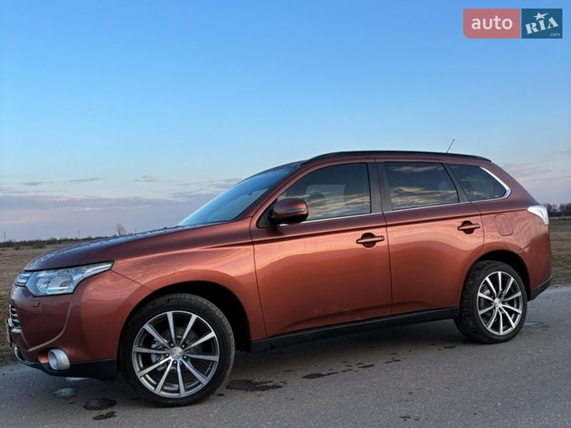 Внедорожник / Кроссовер Mitsubishi Outlander 2013 в Сарнах