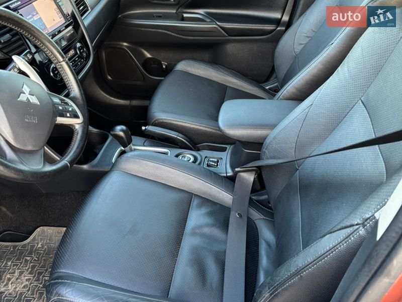 Внедорожник / Кроссовер Mitsubishi Outlander 2013 в Сарнах