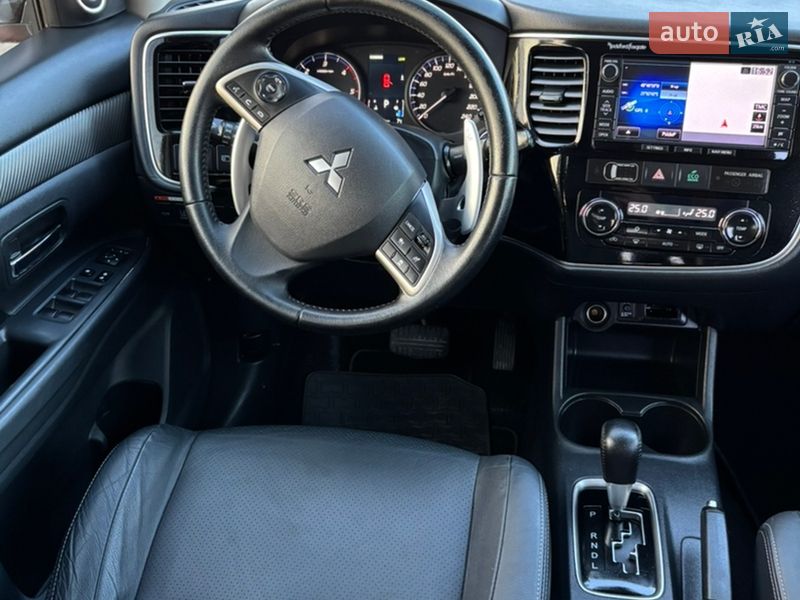 Внедорожник / Кроссовер Mitsubishi Outlander 2013 в Сарнах