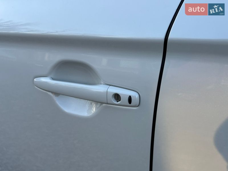 Внедорожник / Кроссовер Mitsubishi Outlander 2016 в Коломые