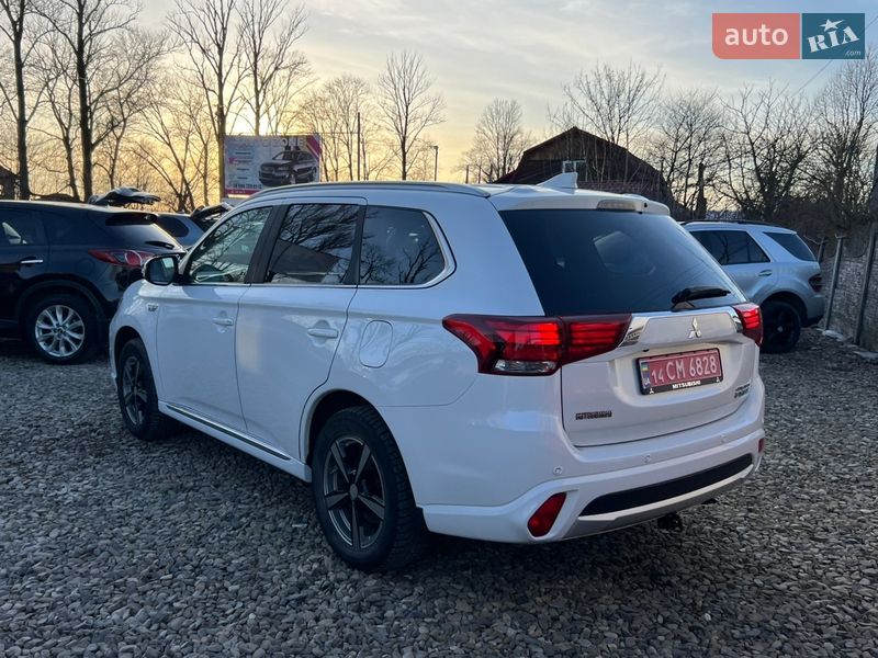 Внедорожник / Кроссовер Mitsubishi Outlander 2016 в Коломые