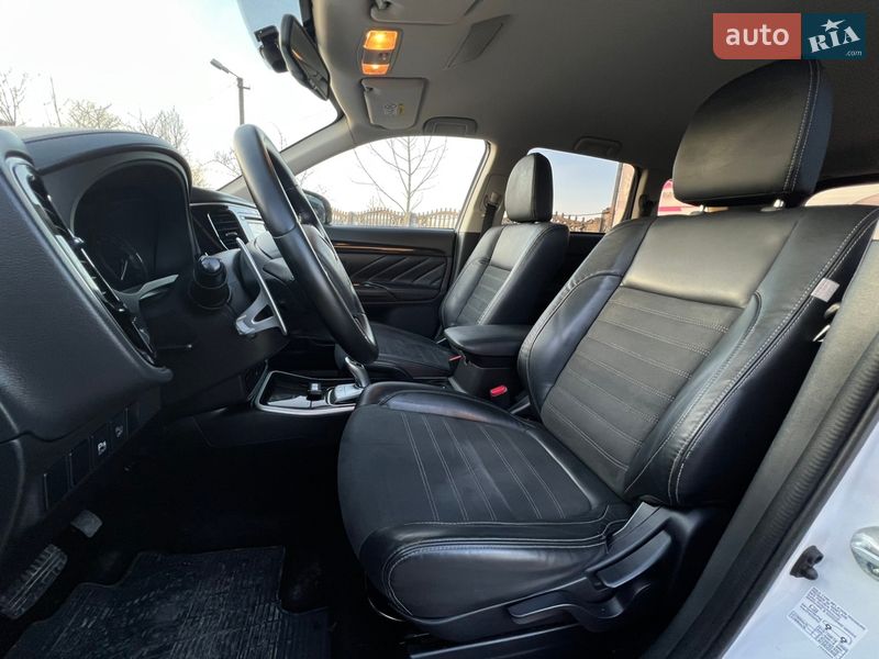 Внедорожник / Кроссовер Mitsubishi Outlander 2016 в Коломые