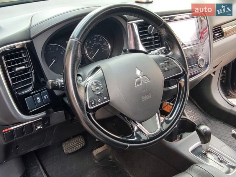 Внедорожник / Кроссовер Mitsubishi Outlander 2016 в Полтаве