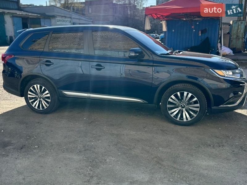Внедорожник / Кроссовер Mitsubishi Outlander 2020 в Киеве