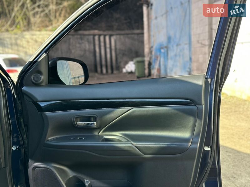 Внедорожник / Кроссовер Mitsubishi Outlander 2020 в Киеве