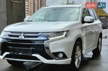 Позашляховик / Кросовер Mitsubishi Outlander 2016 в Києві