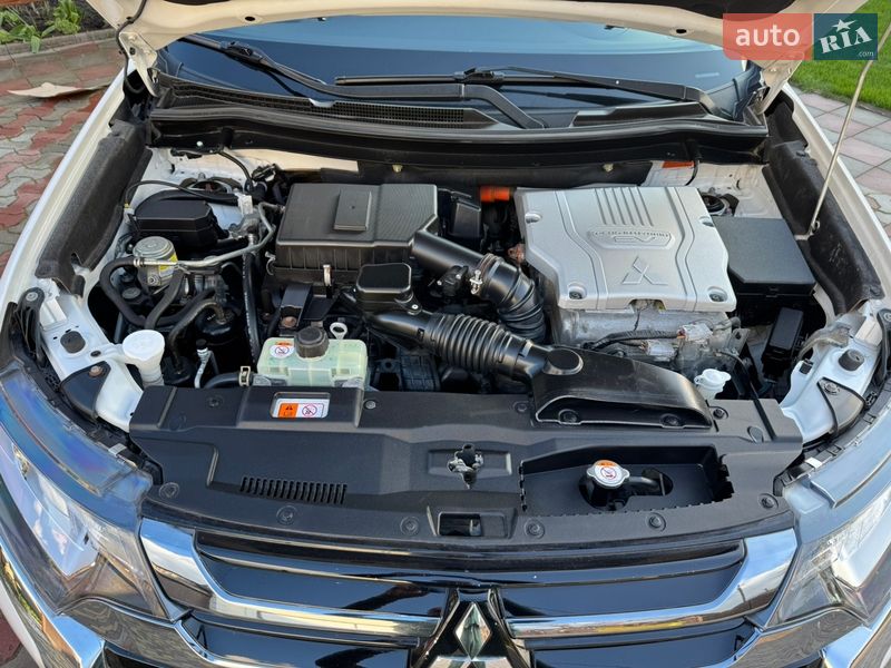 Позашляховик / Кросовер Mitsubishi Outlander 2017 в Чернівцях