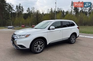 Позашляховик / Кросовер Mitsubishi Outlander 2017 в Сарнах