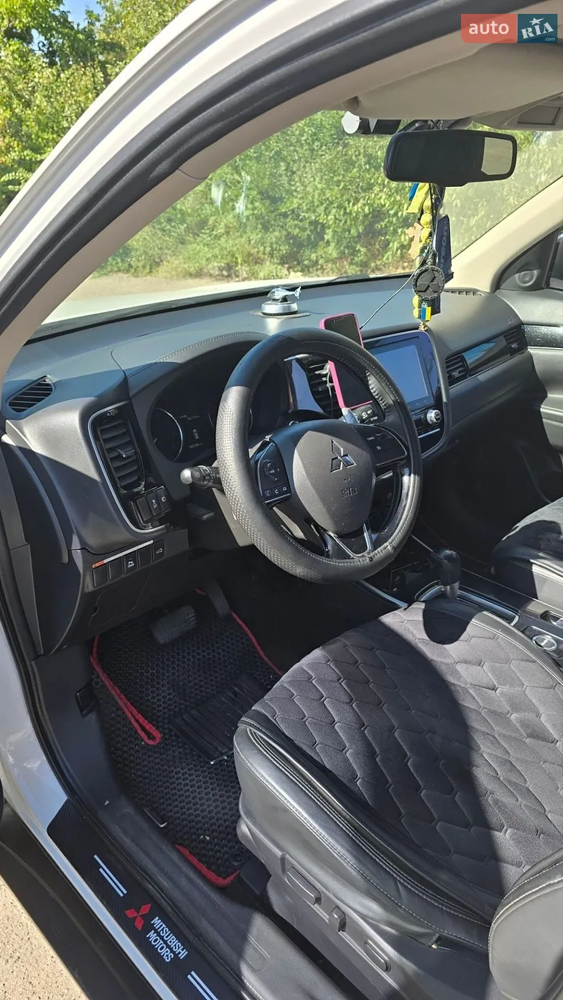 2020 Mitsubishi Outlander - мініатюра 16