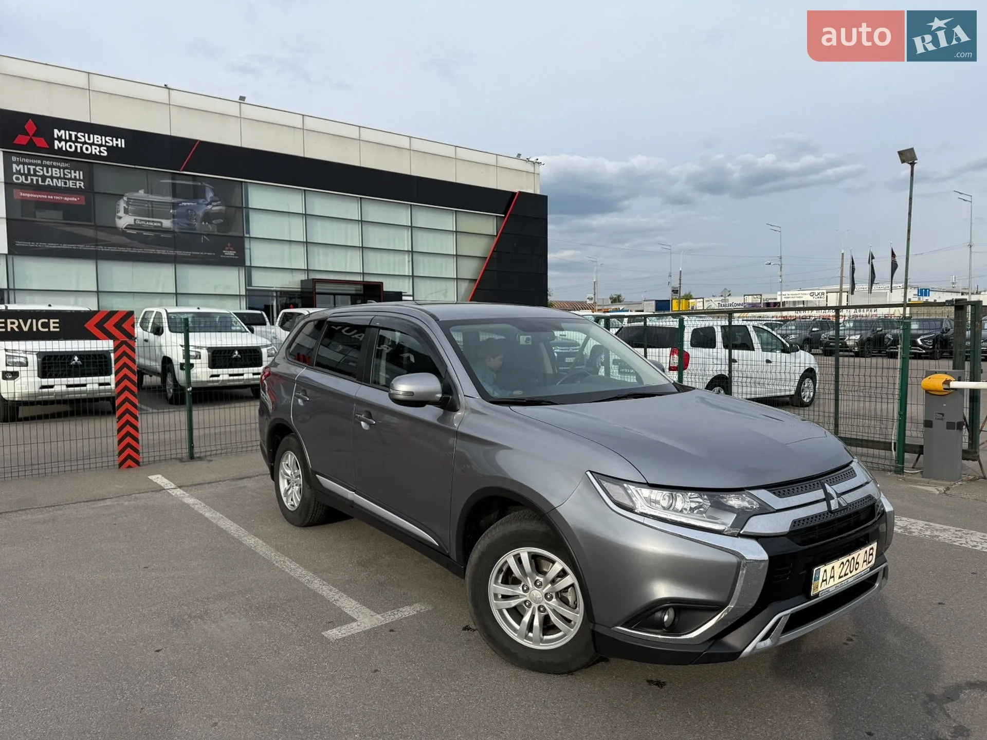 2019 Mitsubishi Outlander - фото 1