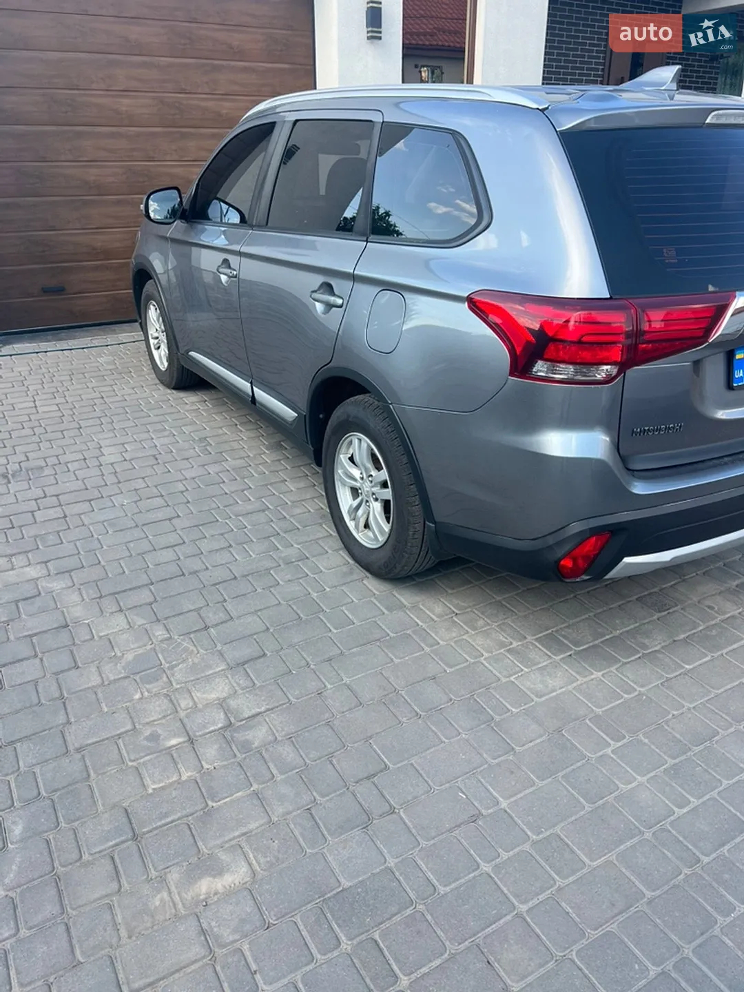 2017 Mitsubishi Outlander - фото 1