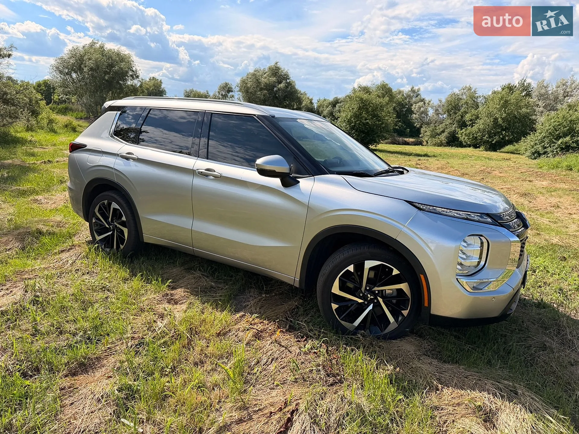 2022 Mitsubishi Outlander - фото 1