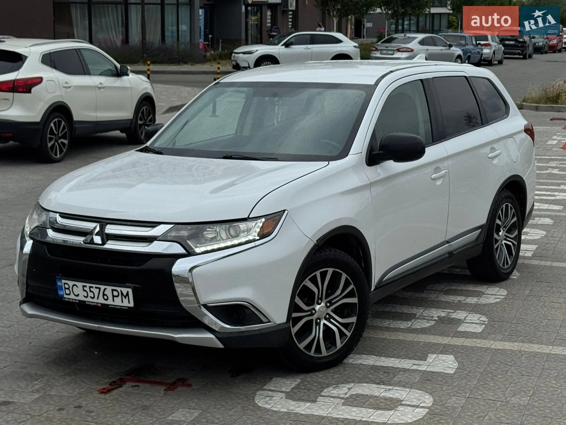 2016 Mitsubishi Outlander - фото 1