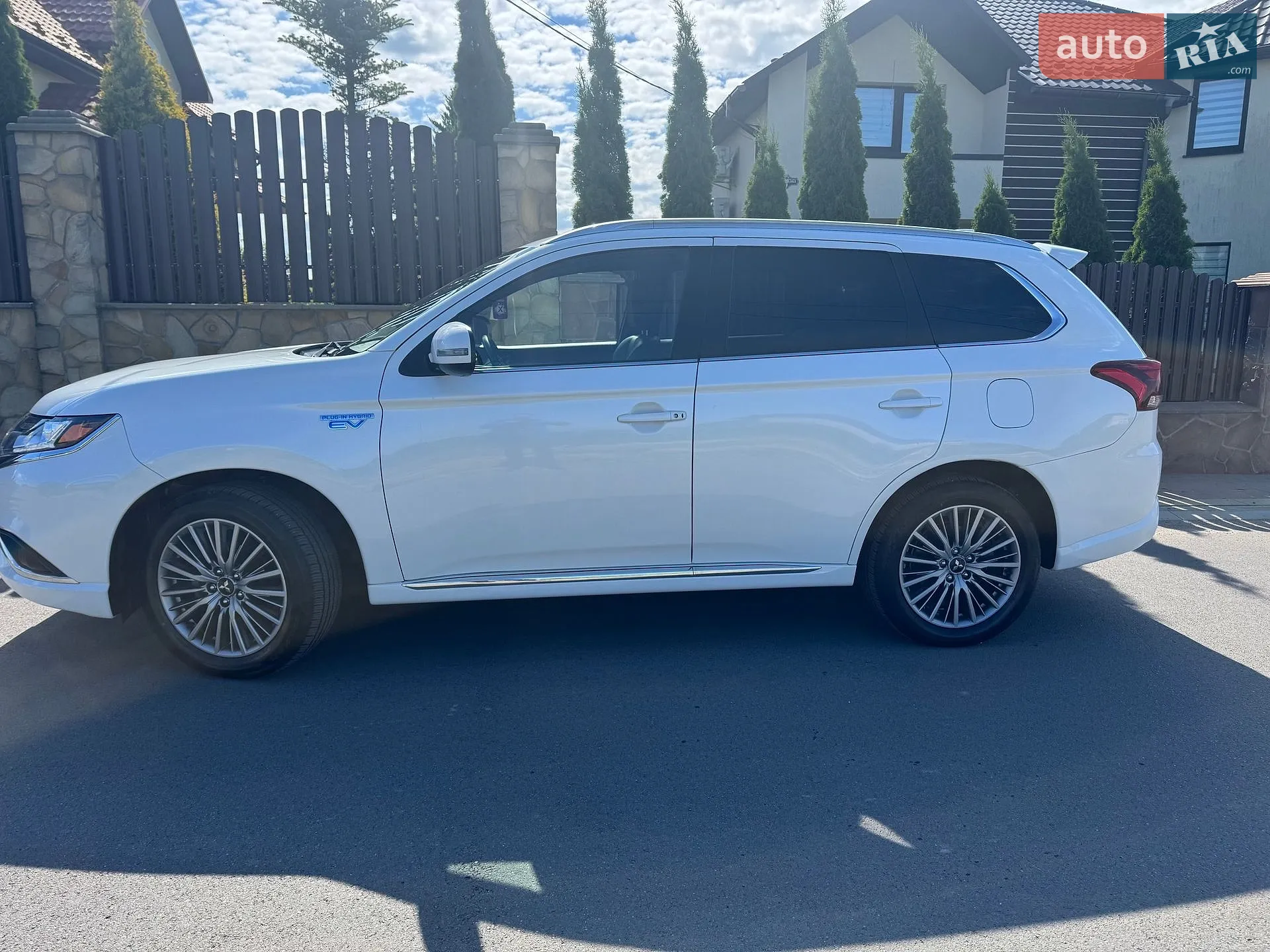 2021 Mitsubishi Outlander - фото 1