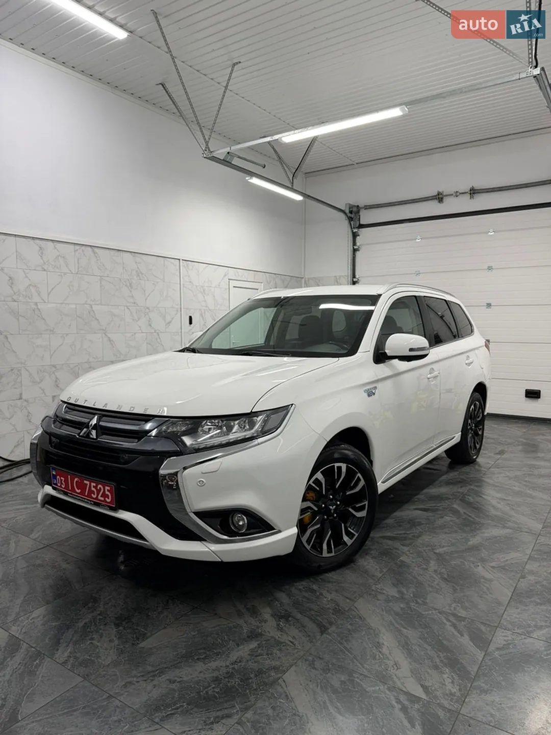 2016 Mitsubishi Outlander - фото 1