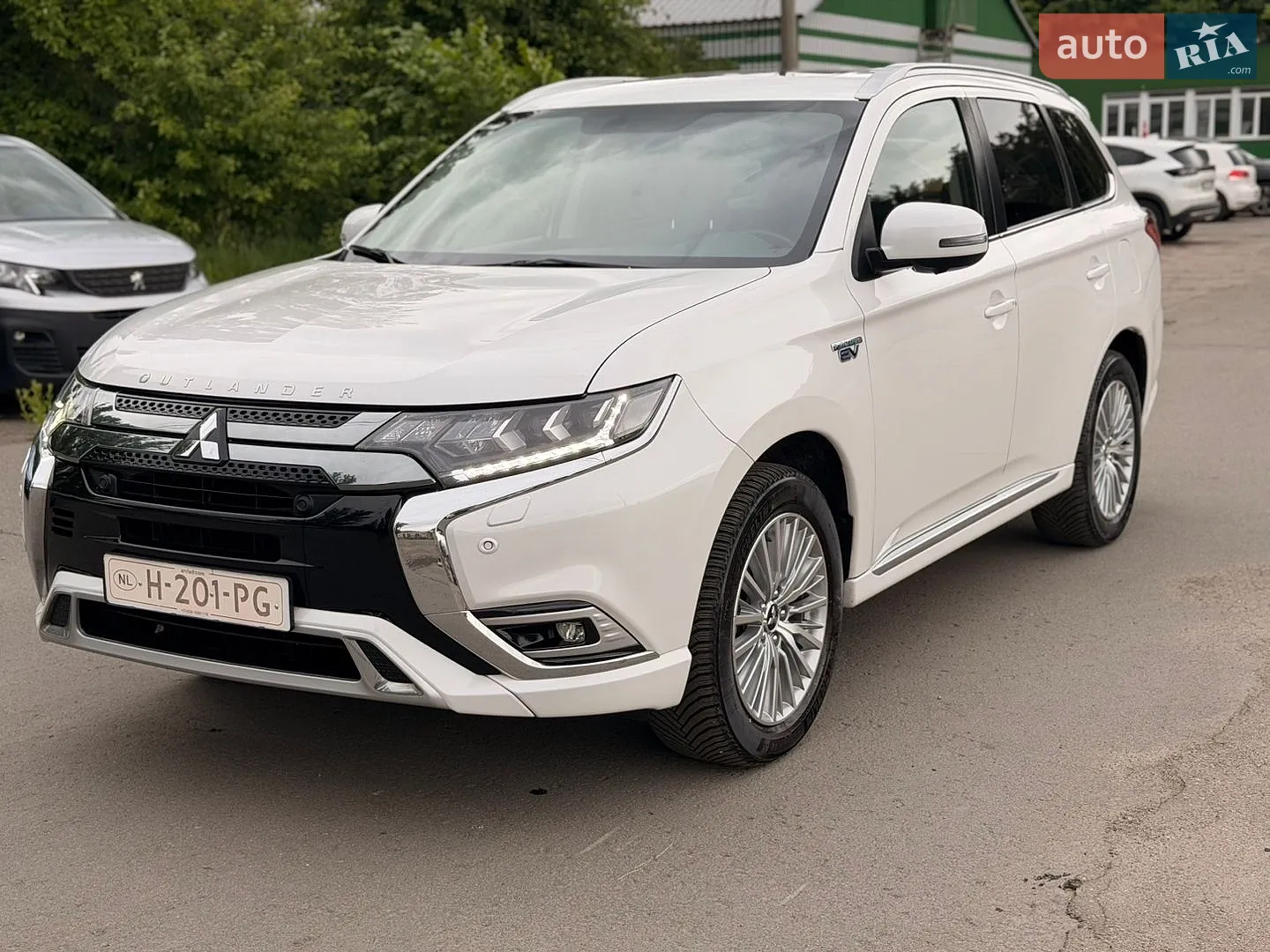 2020 Mitsubishi Outlander - мініатюра 2