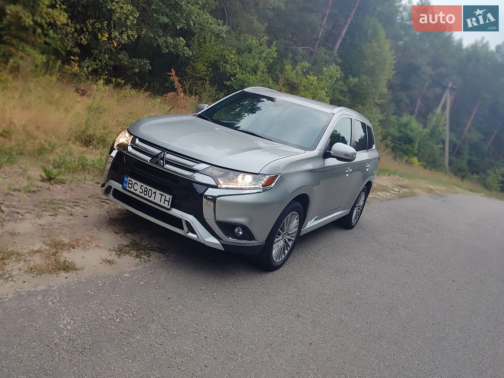 2022 Mitsubishi Outlander - фото 1
