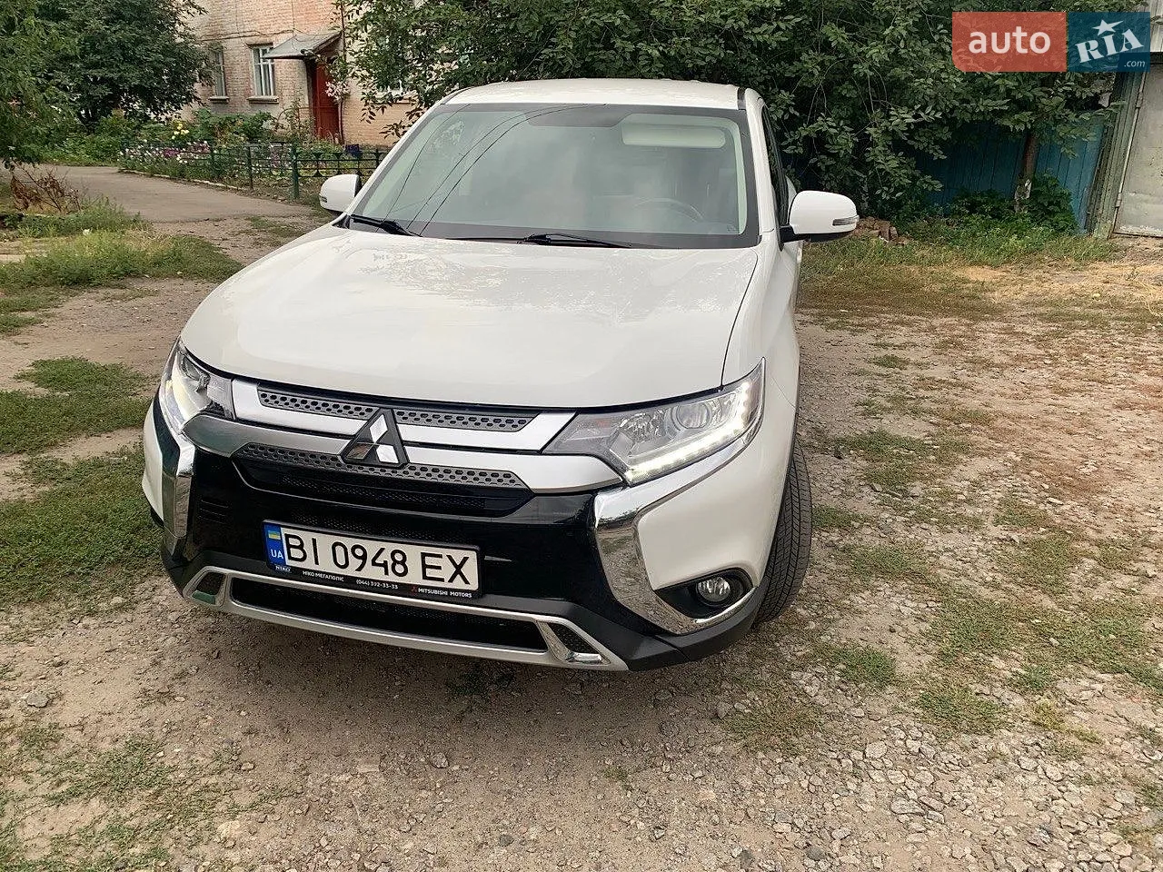 2020 Mitsubishi Outlander - фото 1
