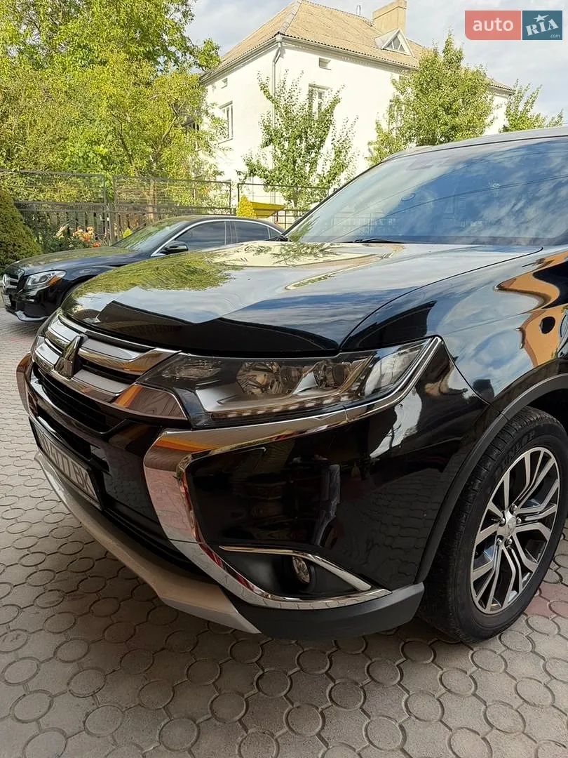 2017 Mitsubishi Outlander - фото 1