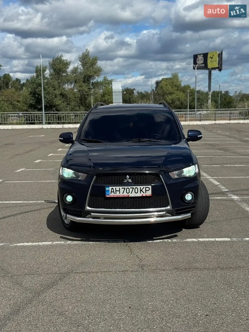 2010 Mitsubishi Outlander - фото 1