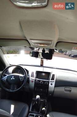 Внедорожник / Кроссовер Mitsubishi Pajero Sport 2011 в 