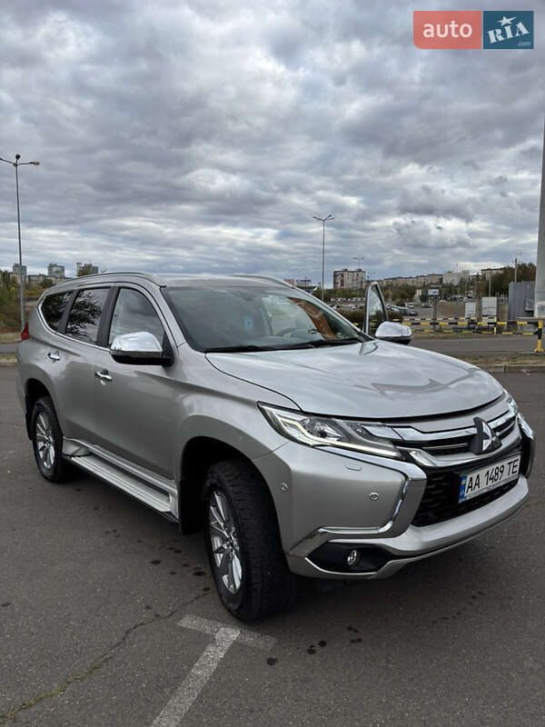 Позашляховик / Кросовер Mitsubishi Pajero Sport 2017 в Кривому Розі