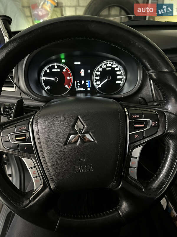 Внедорожник / Кроссовер Mitsubishi Pajero Sport 2017 в Синельниково