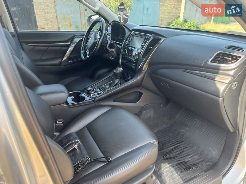 Внедорожник / Кроссовер Mitsubishi Pajero Sport 2017 в Синельниково