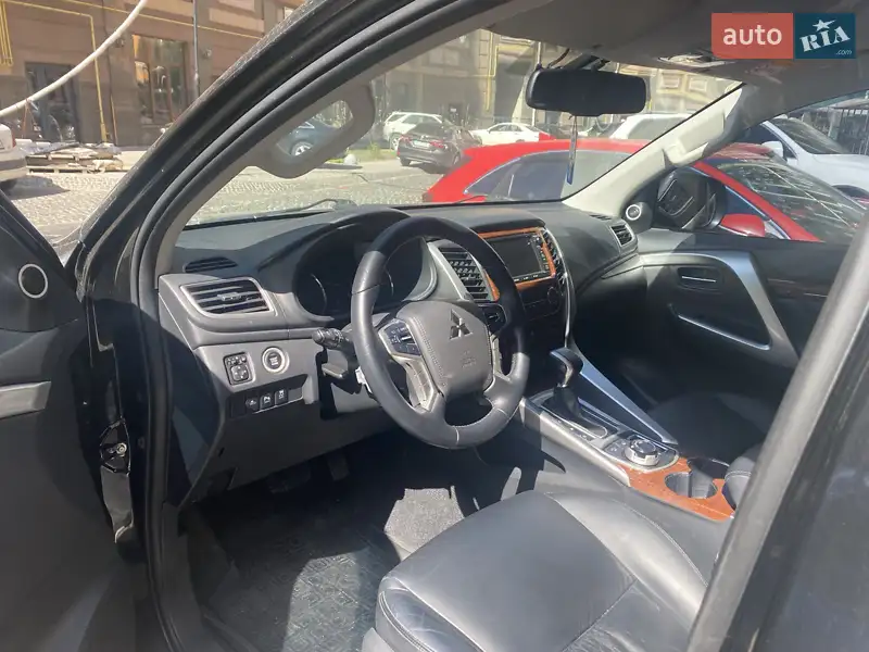 Внедорожник / Кроссовер Mitsubishi Pajero Sport 2016 в 