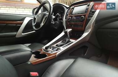 Внедорожник / Кроссовер Mitsubishi Pajero Sport 2016 в 