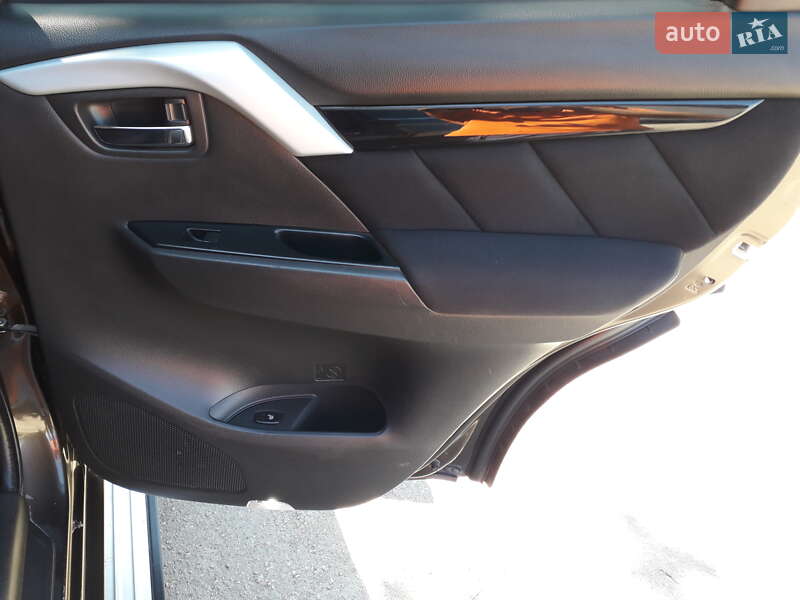 Внедорожник / Кроссовер Mitsubishi Pajero Sport 2016 в Еланце