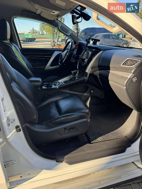 Внедорожник / Кроссовер Mitsubishi Pajero Sport 2018 в Хмельнике фото 2 Внедорожник / Кроссовер Mitsubishi Pajero Sport 2018 в Хмельнике