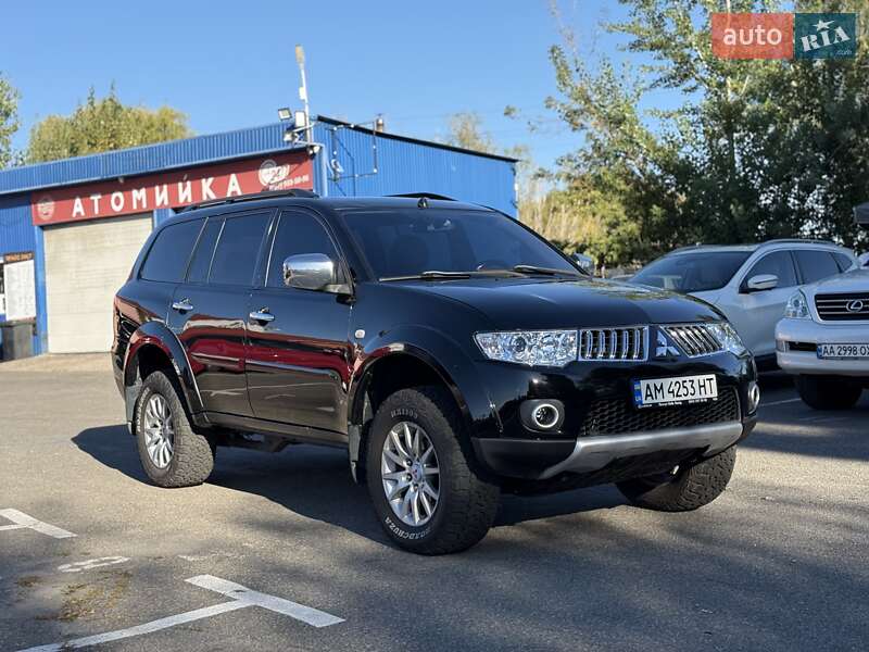 Позашляховик / Кросовер Mitsubishi Pajero Sport 2011 в Києві