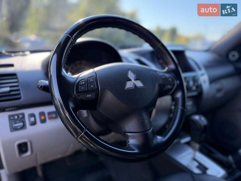 Позашляховик / Кросовер Mitsubishi Pajero Sport 2011 в Києві