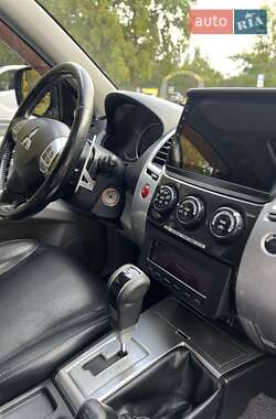 Внедорожник / Кроссовер Mitsubishi Pajero Sport 2011 в 