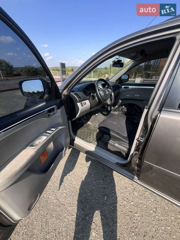 Позашляховик / Кросовер Mitsubishi Pajero Sport 2013 в Ірпені