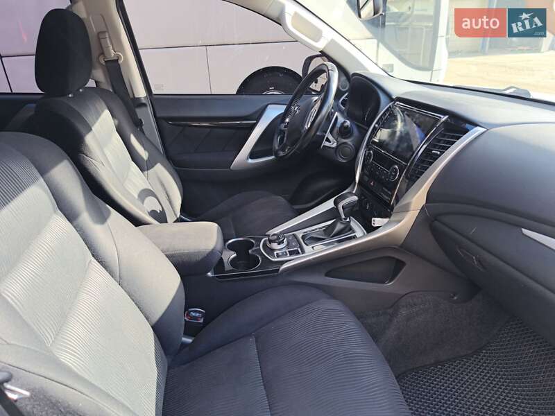 Позашляховик / Кросовер Mitsubishi Pajero Sport 2016 в Києві фото 6 Позашляховик / Кросовер Mitsubishi Pajero Sport 2016 в Києві